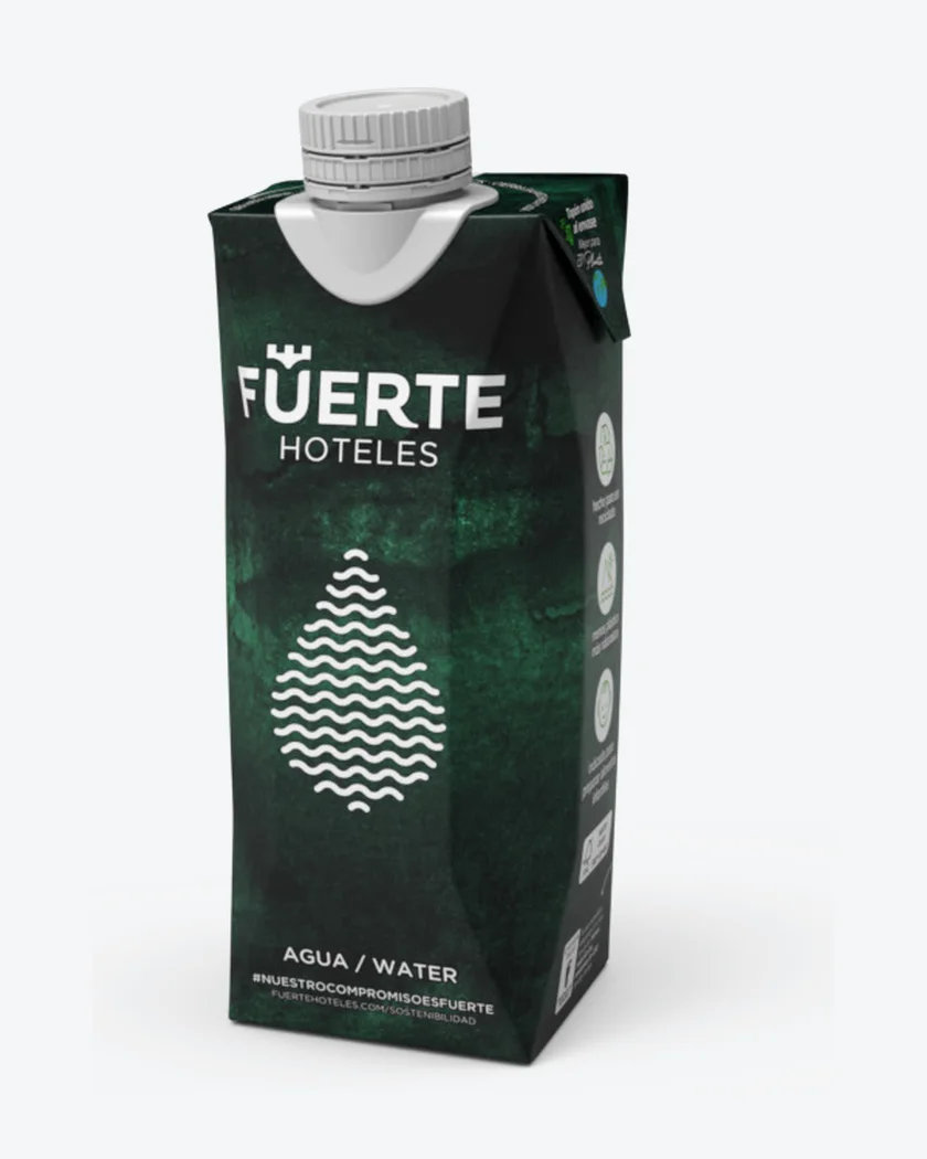 Referenz unseres Produktionspartners: gebrandete Karton-Wasserflasche für Fuerte Hoteles (Hotellerie)